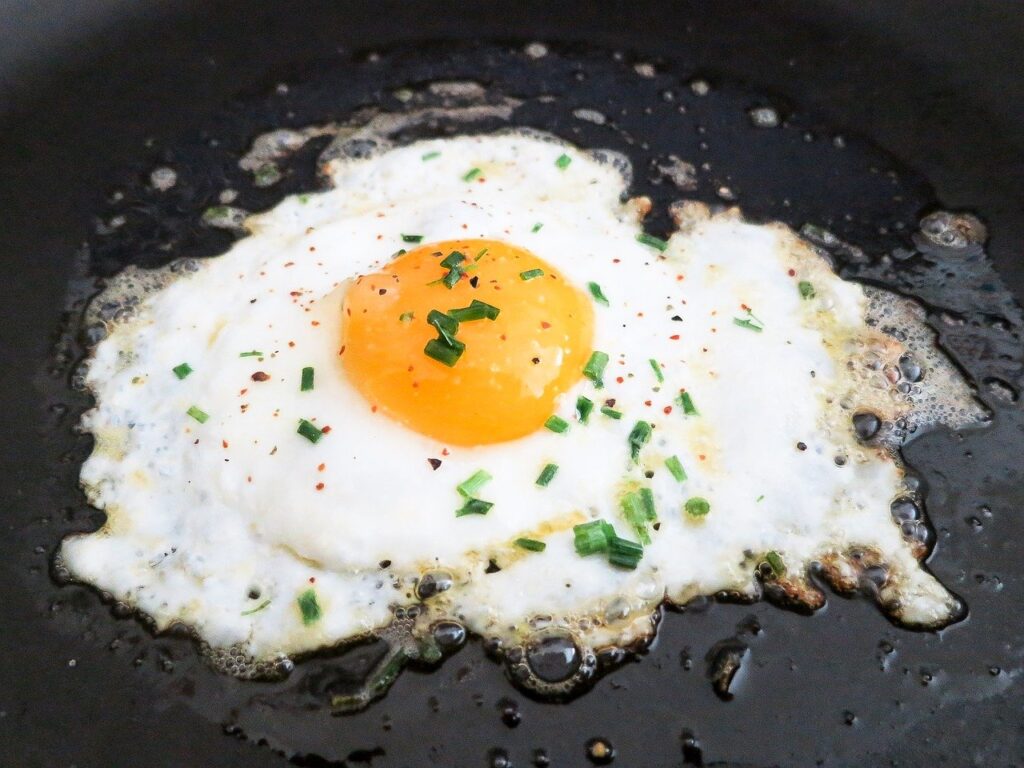 Fried eggs with chives